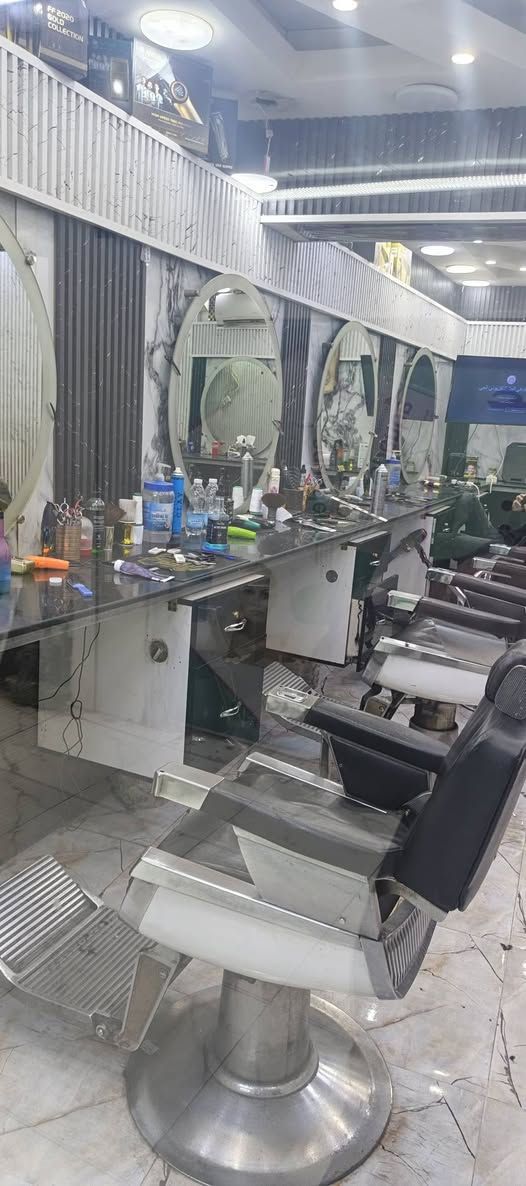 انتباااااااه⭕️⭕️⭕️
السلام عليكم  ديكور محل للبيع كامل  يشمل  

(كراسي  الماني  شغالات عدد 3+   مرايات عدد5 + ميز  مرمر طول  ٨  مع ٥ مجرات ولوكرات تخزين  ) بين قوسين  جيب وشد  محلك ملوز 

كل هذني  شلعه وحده ب (مليون و٧٥٠ ) بيها مجال حك الجيه 

شلعه ركزز شلعه كلهن 

مكاني منصور شارع الرواد ***********
