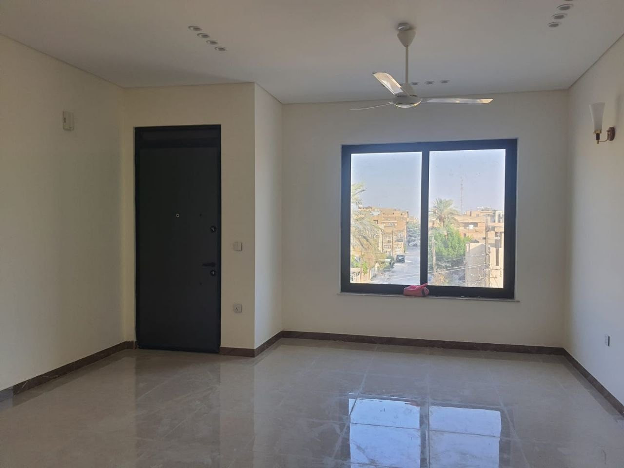 السلام عليكم ورحمة الله تعالى وبركاته.
من رخصة الادمن المحترم.

اعلان ايجار لـ( شقق مكتبية او طلاب حصراً ) عدد الشقق  ( 2 ) .

توجد شقتان حديثتان في طابق ( ارضي + اول ) بموقع ممتاز مقارب الى الشارع العام في المنصور.

موصفات الشقتان :

 تحتوي على ( صالة كبيرة + مطبخ + حمام حديث + مكان لوندري + غرف نوم عدد 2 + منور عدد 2 + موقف سيارات )

مجهزة الشقتان بـ( سبالت لجميع الشقة  + انارة حديثة + ستائر + مراوح سقفية + سخان ماء + بوستر ماء + خزان ماء + خط مولدة )

العنوان : المنصور - حي العربي - مقابل مطعم زرزور - مجاور لحم عجين الموصلي - الشارع العريض.

للاستفسار  :

***********
