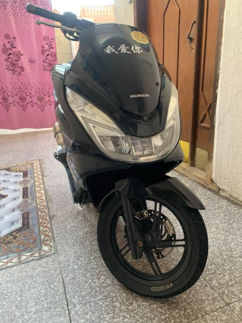 السلام عليكم دراجه pcx جيل الثاني حلوه كفراتها شويه تعبانه شغاله الدراجه مبدل نوزل فقط تجي تفحص وتشوف عوزها بريك خلفي فقط دبلاتها شغاله محرك 150c السعر 1200 وبيها مجال *********** عنواني ميسان القطاع
