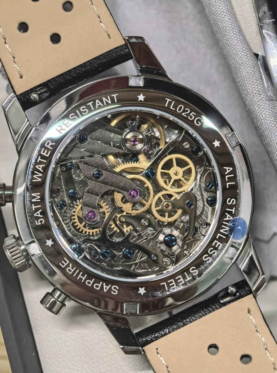 سلام عليكم.. ساعة TOPHILL Chronograph
مكينة عنكبوتية

الزجاج (Crystal): Sapphire Crystal (ياقوت مقاوم للخدش بدرجة عالية).

مقاومة الماء (Water Resistance): 5 ATM (50 متر) - مناسبة للرذاذ والسباحة السطحية

كرونوغراف (Chronograph) عقربين (60 ثانية، 30 دقيقة).

  

- تاكيميتر (Tachymeter) على الحافة الخارجية لقياس السرعة.

- الاميال لامينوس

  - تصميم مستوحى من ساعات الطيارين الكلاسيكية (Pilot/Aviator style).

٢٥٠ الف


**إذا كنت صاحب هذا الإعلان وتريد حذفه لأي سبب، رجاءا أرسل رسالة إلى الدعم الفني**