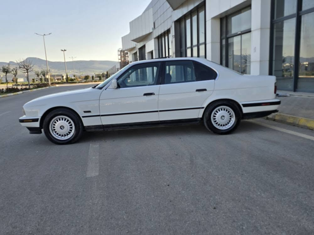 BMW 525 full 1990
فوول مواسه فات 
هه موو شتيكى به شه رت(گير و مه كينه و ته بريد و كه رمى و ته قه و ره قه ته حويل غرامه براوه)به شه رت بوياخ (پە لە په له بوياخى هه يه بى ده عم سه قفو شانو بيشو دواى هيجى نييه ٤ يا ٥ بارجه بوياخه  ) نرخى ٦٢ كه لاو معامه له يه كى برايانه تكايه مشته ريت تيل بكه  ***********سليمانى ناو شار السليمانية, العراق
