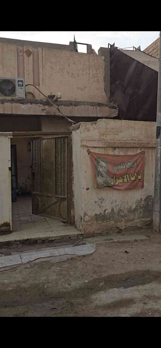 السلام عليكم بيت للبيع في حي الشهداء الاول خلف مركز الشرطة الشرقي الفرع قبل الاخير  ٢٠٠م طابو كونكريت مسلح البناء قديم
البيت مقسم ٣ اقسام  غرفتين وصاله واستقبال وصحيات. الطابق الفوك بناء متكامل غرفه واستقبال ومطبخ وصاله وصحيات بناء جديد الطابق الفوك. نظافة البيت الارضي كما ماموضح بالفيديو للاستفسار اكثر  يكون الاتصال على الرقم *********** السعر 85
