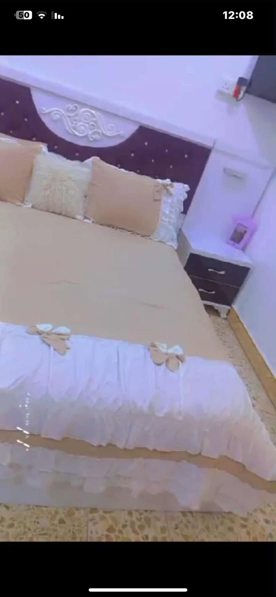 غرفه نضيفه مابيه ضرر سعر ٤٥٠ عنوان  شارعه الوفود رقم راعيه ***********
