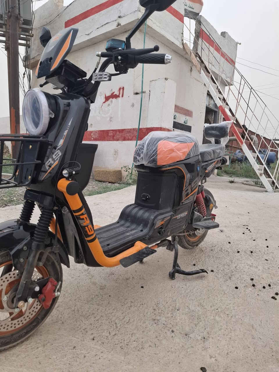 سلام عليكم
R9 للبيع جديد مستخدم شي قليل 
ثلث انضمة تشغيل سويج وبصمه وكارت
5 باتري 32 امبير ملف 2000W
السعر 450 وبي مجال شي قليل
الاتصال *********** مكان العيثه
