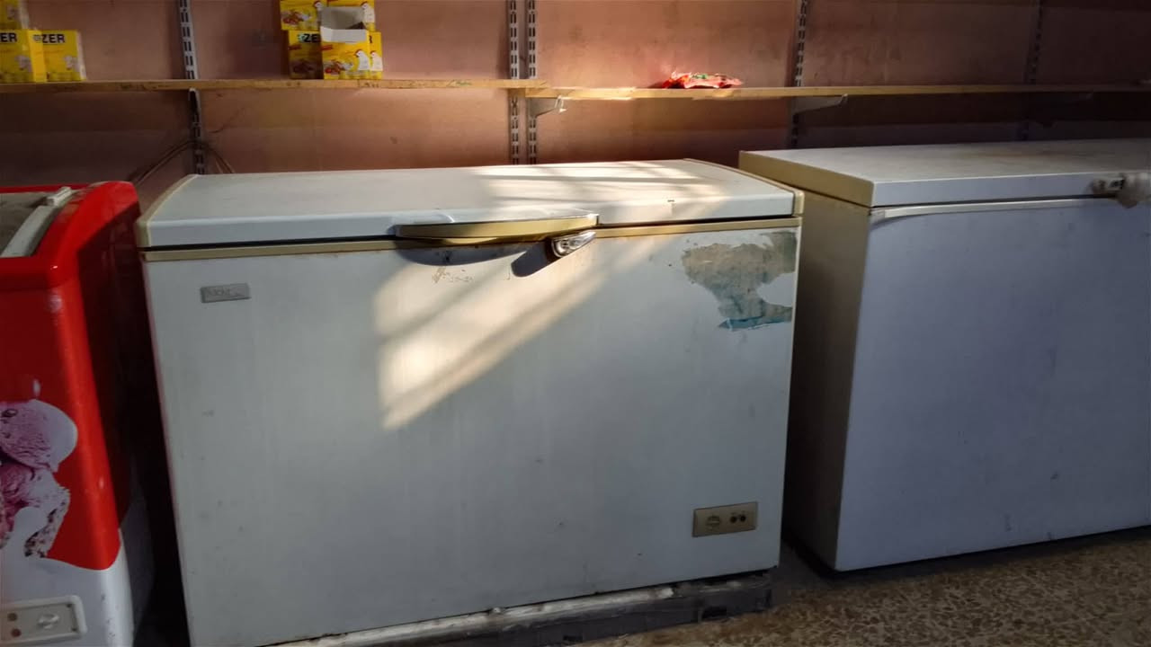 متوفر غراض محل مجمدات عدد ٢ 
مع عراضات عدد٣ شغالات 
 افقيه عدد ١
عاموديه عدد ٢
الحمره مو للبيع
العنوان البناء الجاهز مقابيل حي الملائين
مقابيل  الكمرك
شراي اتصل
***********
