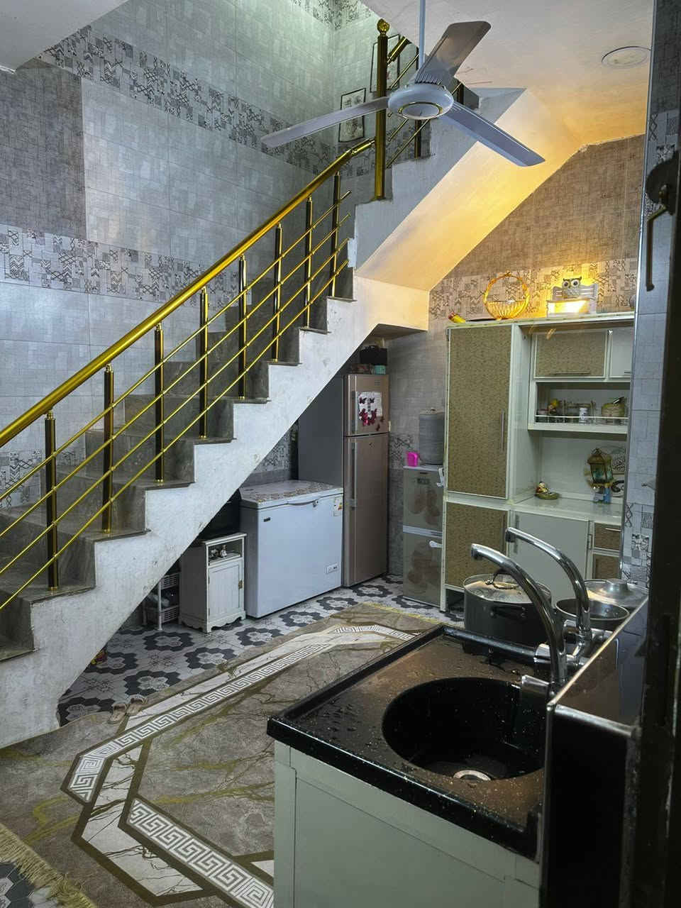 اسلام عليكم بيت للبيع 50 الشعله قطاع السادس قرب سكلة حيدر التميمي بناء جديد كما موضح بالتصوير نظام الكهرباء و السبالت بواري البيت مابي اي نقص للاستفسار الاتصال او المراسله على الواتساب على الرقم ***********
