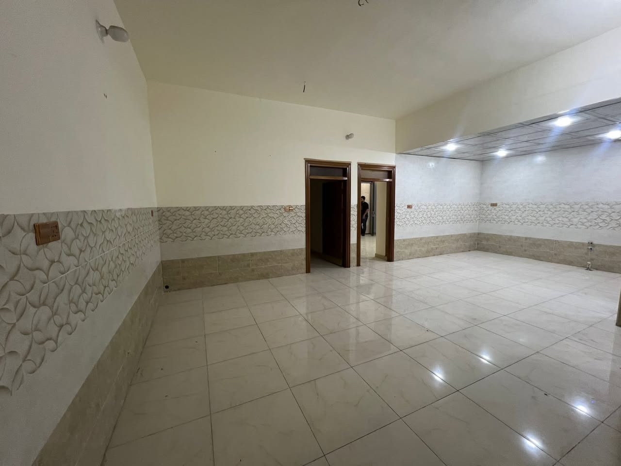 #شركة_ارض_ادم_للوساطة_العقارية 

🏠 شقة للإيجار – زيونة /محله 716بشارع مدينه العاب بغداد

🔹 التفاصيل:

✅- الطابق:الاول
✅ بالكون
✅- يوجد مصعد
✅- كهرباء 24 ساعة
✅- غرفتان + خدمات
✅- مطبخ

🔒 الأمان:

✅- نظام سكيورتي
✅- كاميرات مراقبة
✅- الإيجار للعوائل فقط

📞 للاستفسار والاتصال:

***********

***********
