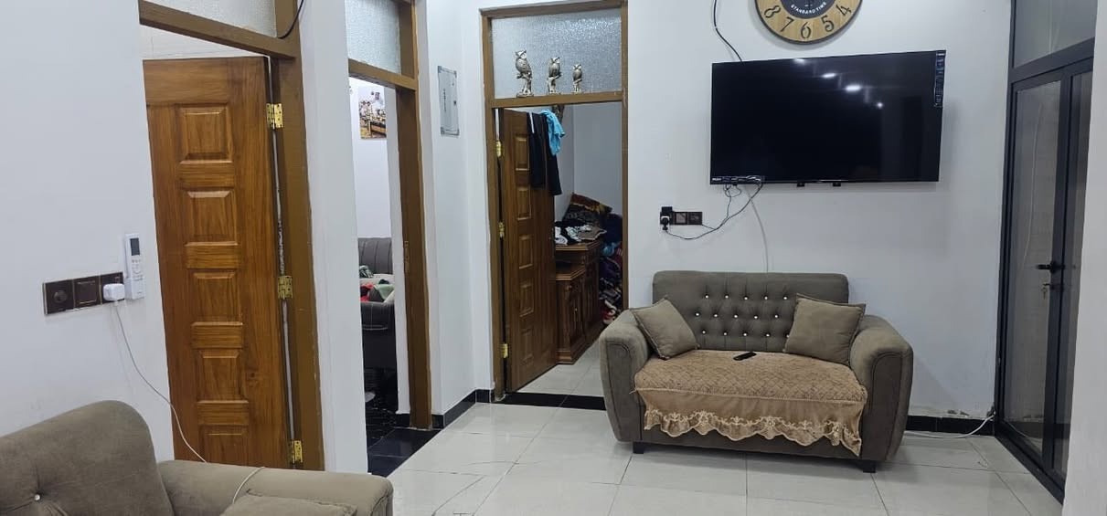 السلام عليكم بيت للبيع في الشعب السريدات الخفاجات مساحه ١٣٥ متر يحتوي على ٤ نوم مع مطبخ حار بارد واستقبال و حمامات ٣ كاملات بيت جاهز كله ماعدا الواجهه بيت نضيف جدا ومرتب كبل تكعد بيه للاستفسار اكثر هذا الرقم *********** او خاص
