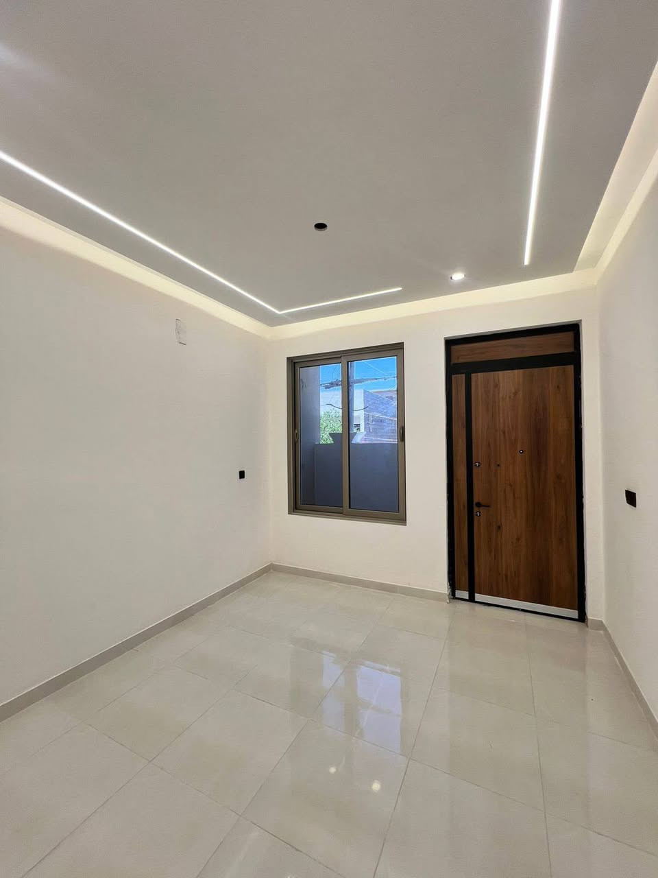 50 متر للبيع
3 طوابق
3 غرف نوم حمامين صاله مطبخ 
شبابيك المنيوم ديكورات داخليه
بغداد الكرخ حي الجهاد منطقة الرفاق الثانية قرب مجمع السلام
175 مليون
***********
