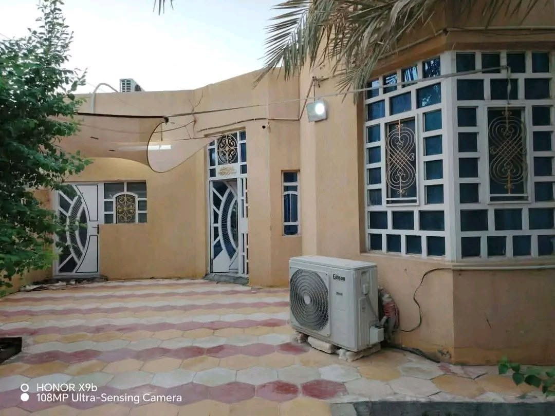 بيت 300م  مع محل
خنيطله الجديده موقع مميز بناء 2015 / يحتوي على غرفتين مطبخ هول ديوانيه حمام داخلي  وصحيات خارجيه حديقه كبيره ومحل قياس 6±4
السعر 220 وبي مجال


**إذا كنت صاحب هذا الإعلان وتريد حذفه لأي سبب، رجاءا أرسل رسالة إلى الدعم الفني**