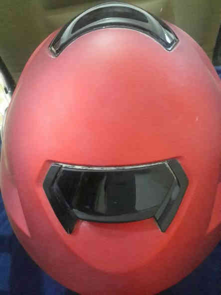 خوذة دراجة نارية جديدة لون ماروني حديثة السعر 25 الف وتساب *********** سامراء.
