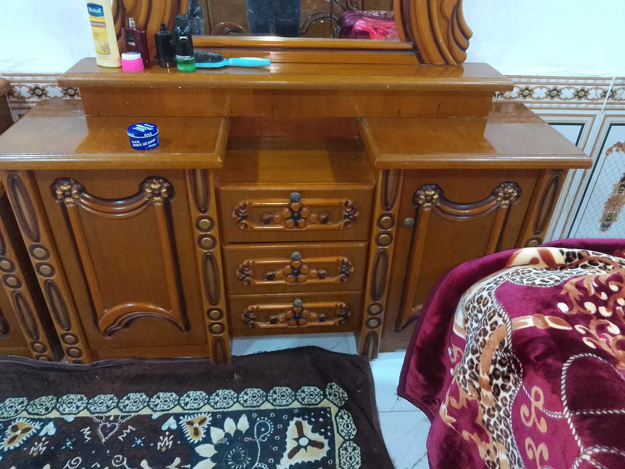 سلام عليكم غرفة نجاره عراقيه شرط تسكام مكونه من 8 قطع كنتور 6 خانات شغل عراقي شرط جديدة واحلى من الصور نظافته ميه بل ميه شرط 
الاستفسار الاتصال على هاذ الرقم *********** يوجد وات ساب
