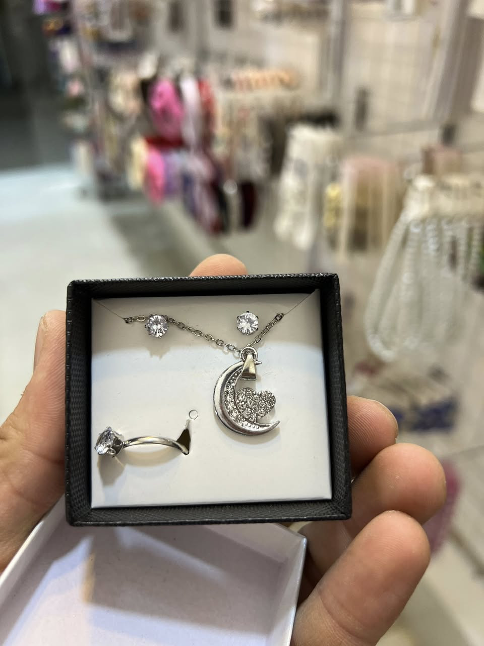 ---
لأجمل الإكسسوارات النسائية 💍💫

جديدنا وصل 🤍
قطع أنيقة – تصاميم عصرية – أسعار تناسب الجميع 🌸

كوني متألقة بكل مناسبة مع إكسسوارات الدر ✨

📱 للاستفسار والطلبات: [*********** ]

يوجد توصيل لجميع المحافظات
#explore #photography #fyp#اكسسوارات#مدارس
