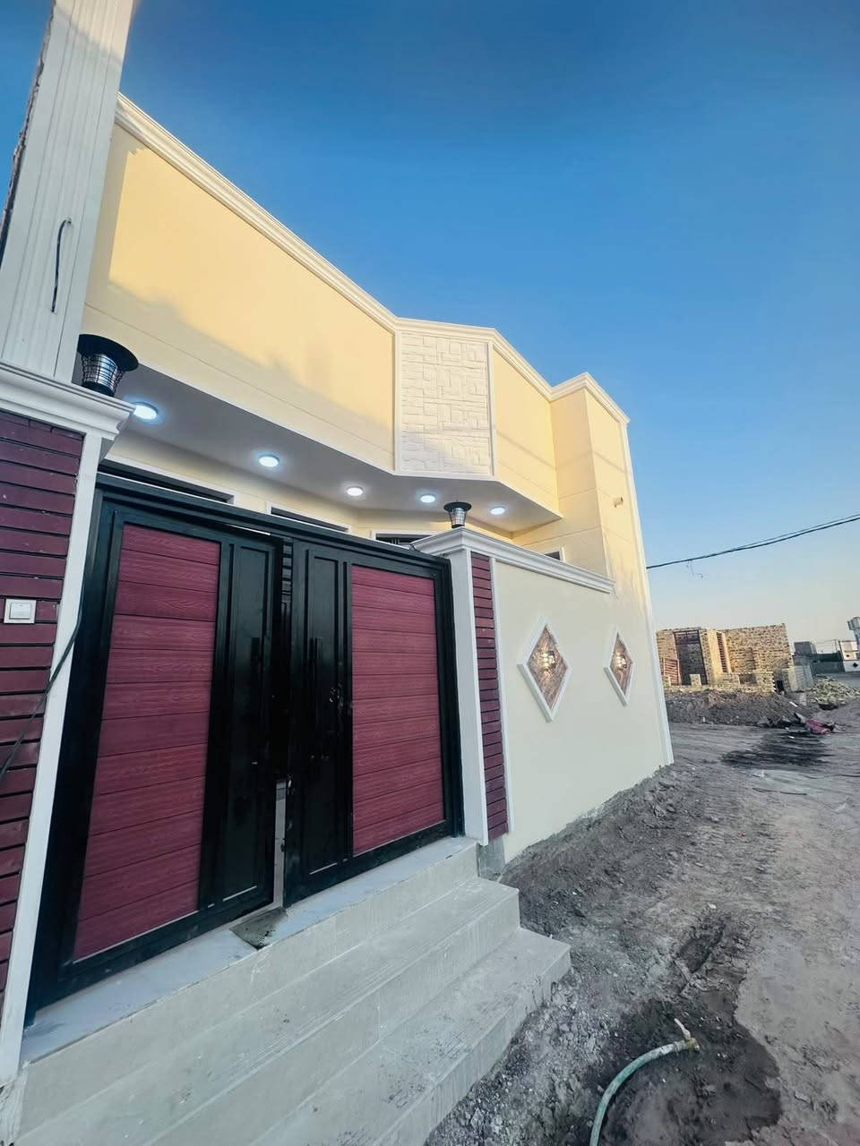 يالله بيت للبيع سند ٢٥ 
المساحة ١٥٠ متر واجهه ٨ اله ربع
عنوان البيت حي الأمين شارع التنانير 
البيت مسلح ارظيه وسقف بناء طابوك كامل 
البيت غرفتين وصاله وبراني وصحيات داخليه وخارجيه 
غرفه سويت.  ( يوجد فيديو توضيحي )
ملاحظه البيت جمس بورد ديكور 
المنطقه خدمات كامله تبليط مجاري مدارس 
الاستفسار واتس أو الاتصال على الرقم 
***********
