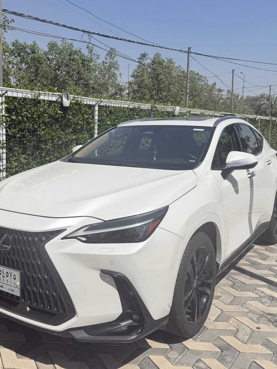 السلام عليكم 
لكزز 2023 nx 350 للبيع 
السيارة وكالة لكزز بغداد اخذتها زيرو 
ماشيه 45,000 كيلو 
كلين تايتل محرك 2,000 تيربو
مواصفاتها اخت الفول 
بصمة 
كشنات كهرباء 
فتحة 
حساسات وكامرات 360 درجة 
دخول ذكي 
توقف اوتوماتيكي 
ومواصفاتها المعرفة 
رقم بغداد و سنوية ب اسمي تحويل ثاني يوم 
مكان السيارة: بغداد/الاعلام 
السعر: 350 ومجال للشراية
للتواصل: ***********
