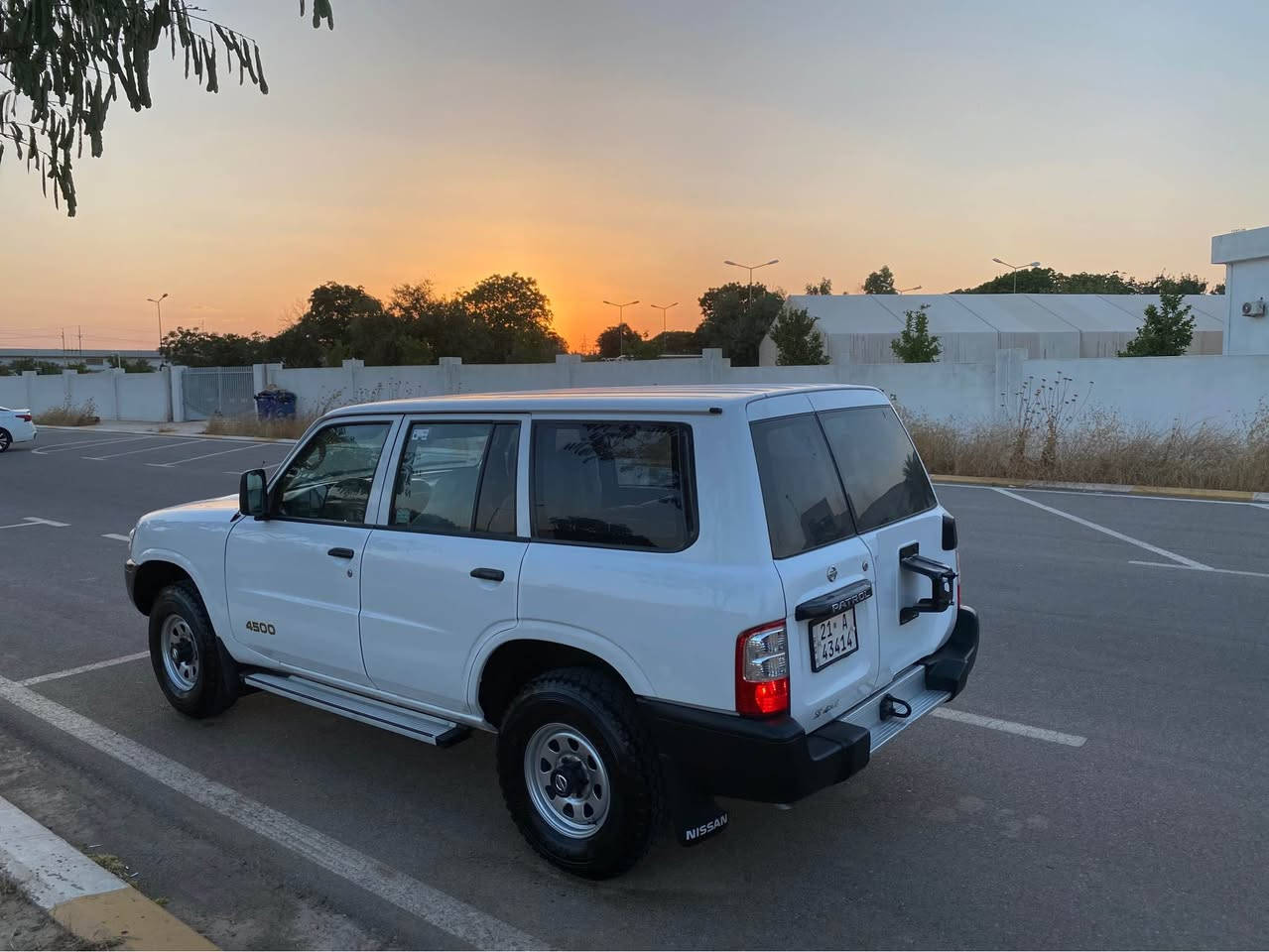 ..نیسان پترول ٢٠٠٢ ناو سپی
به شه رتي حاسيبه ى بغداد. پي برويت بو بةصرة. 
گیرو مەکینەو ئەکسل و دەبل ئەکسل. هەموی بەشەرت. 
بەناوی خومە رەقەمو سەنەوی تا ٢٠٢٩ تازەیە. 
٤ تایەی لوک یابانی لەسەرە. 
تەنها ٣ شوین کارتی هەیە. 
١٣٠ گەلا. سیارەکە نمونەیە. لە جوانی. ٥ سالە لای خومە. 
***********…
***********…

…..نيسان بترول 2002 محسن داخل ابيض 
ابشرط اتروح للبصرة. 
4 تايرات لوك. 
كير محرك لوك. اكسل. دبل كلة ابشرط. 
رقمو سنوية كلة جديد بسمي السيارة.
السعر 130 ورقة. 
***********….
***********… كالار, السليمانية
