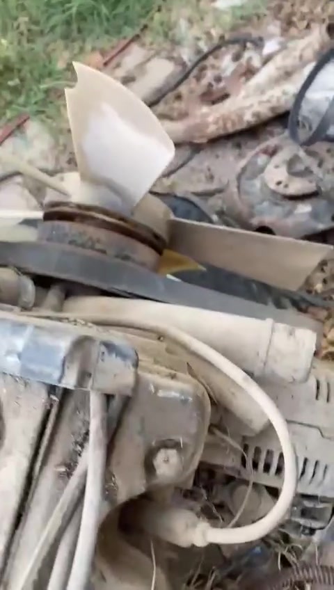 السلام عليكم محرك مارسدس للبيع متروك جبته شغال واخذت بس الكير منه للبيع ***********
