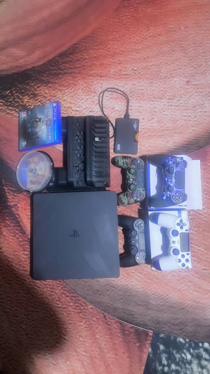 سلام عليكم من رخصت الدمن متاح بلي فور سلم مهكر قرص  نضام 12.2 ذاكره500 كامل  لك ستيكر مداخل تصليح نهائين ملحقات معة 4جوستكات بس وحده يرادلهة تصليح وتجاريه ولباقيات شغالات ومعا هارد 500 كيكا وستاند ومراوح وحامله اقراص ومعا قرصين كريتوس و جي تي اي فايف وبي8  العاب داخل الجهاز بيس 21 وسيارات وذلاستا وكراش نسختين  وسكليرو وحرب بلاك وبي بعد مساحه تنزيل  مكاني بابل الحصوه حي انتصار  متواجد ماسنجر ورقم *********** ماعندي وتساب
