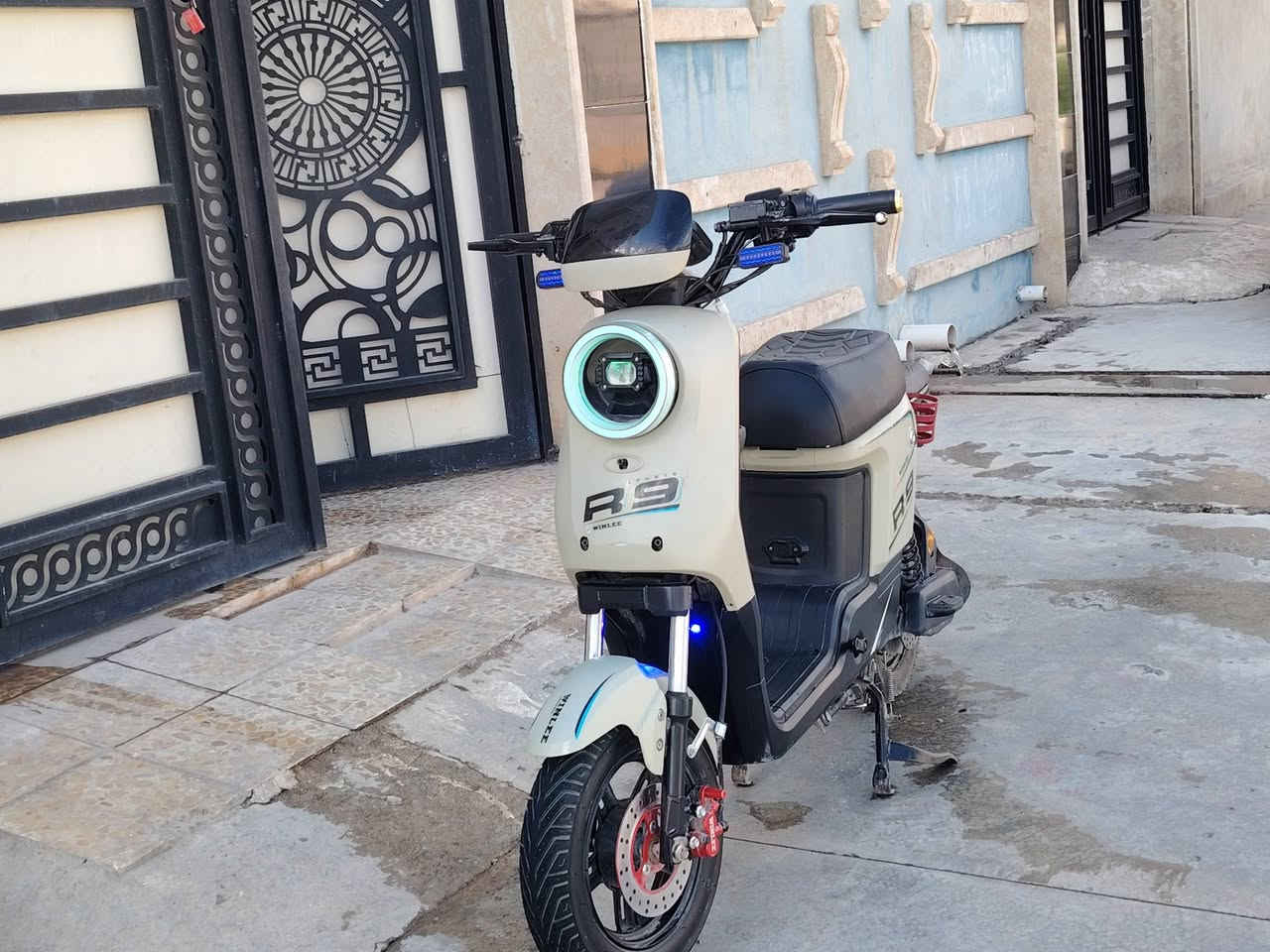 دراجه شحن R9
موصفات :
ملف 1200
اربع نمر مع خاصية الرجوع إلى الخلف،
سرعة 99
بطارية عدد 5 كبار
72 ڤولتيه
سماعه بلوتوث مدمج
نظام مكابح بريك هيدروليك ديسكات أمامي وخلفي
شاشة عرض ديجيتال لعرض السرعه
إضاءة LED أمامية ونظام إشارات
السعر 450 وبي مجال
***********
