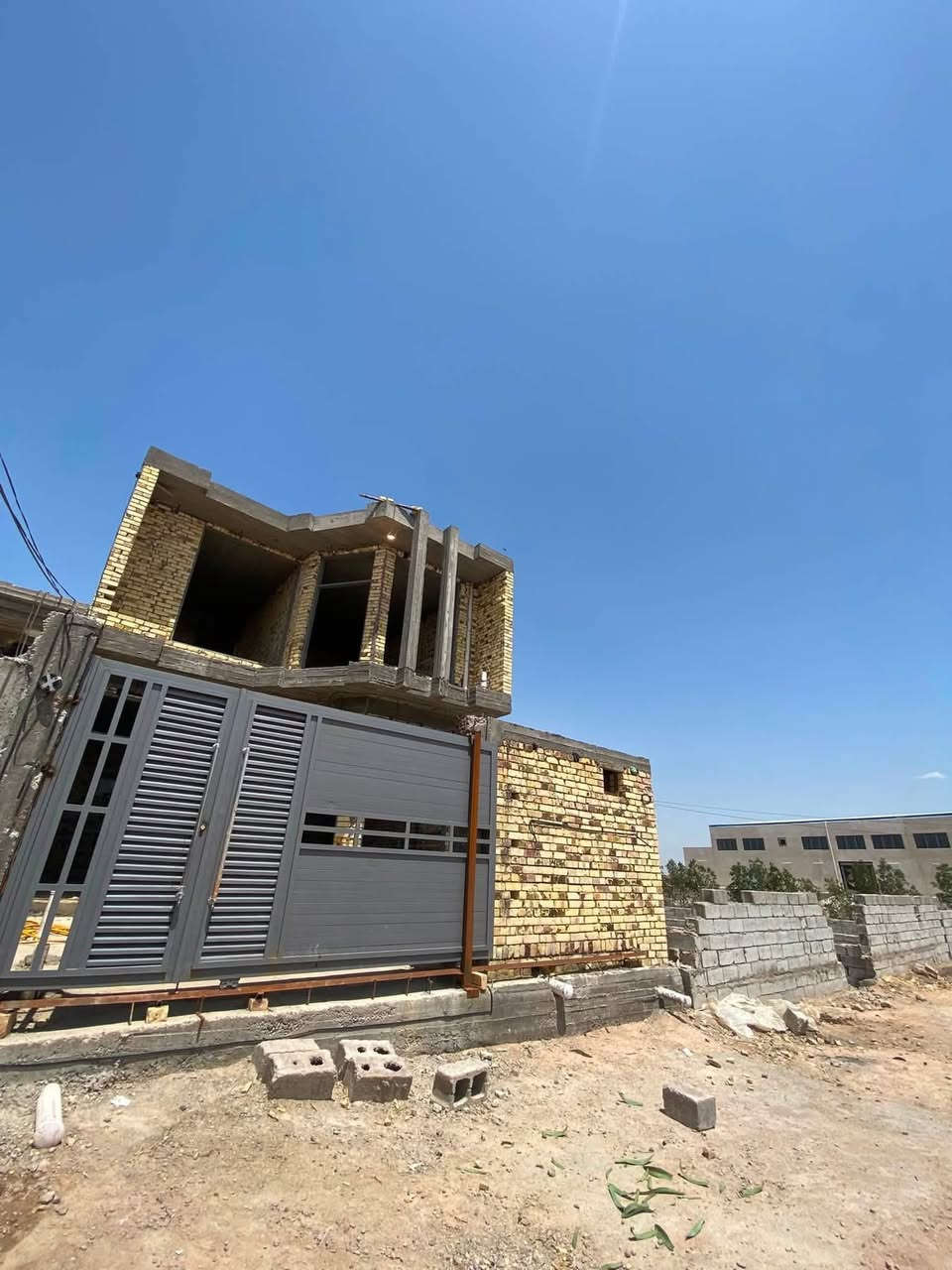 #بيع_مستعجل السعر/ (٩٥)وبي مجال هيكل سكني طابقين للبيع زراعي سند 25
* 📍 العنوان: حي الثقافي
* 📐 المساحة: 150 متر
* 📏 الواجهة: 7 متر

تفاصيل البناء:

🔹 الطابق الأول:

* غرفة نوم
* صالة استقبال
* مطبخ
* صحيات داخلية وخارجية
* كراج

🔹 الطابق الثاني:

* غرفتين نوم
* صالة
* صحيات
* سطح

🔺#للاستفسار مراسله واتساب ع الرقم التالي 

http://wa.me/+964*********** مقتدى 📲

  —————————————————————

