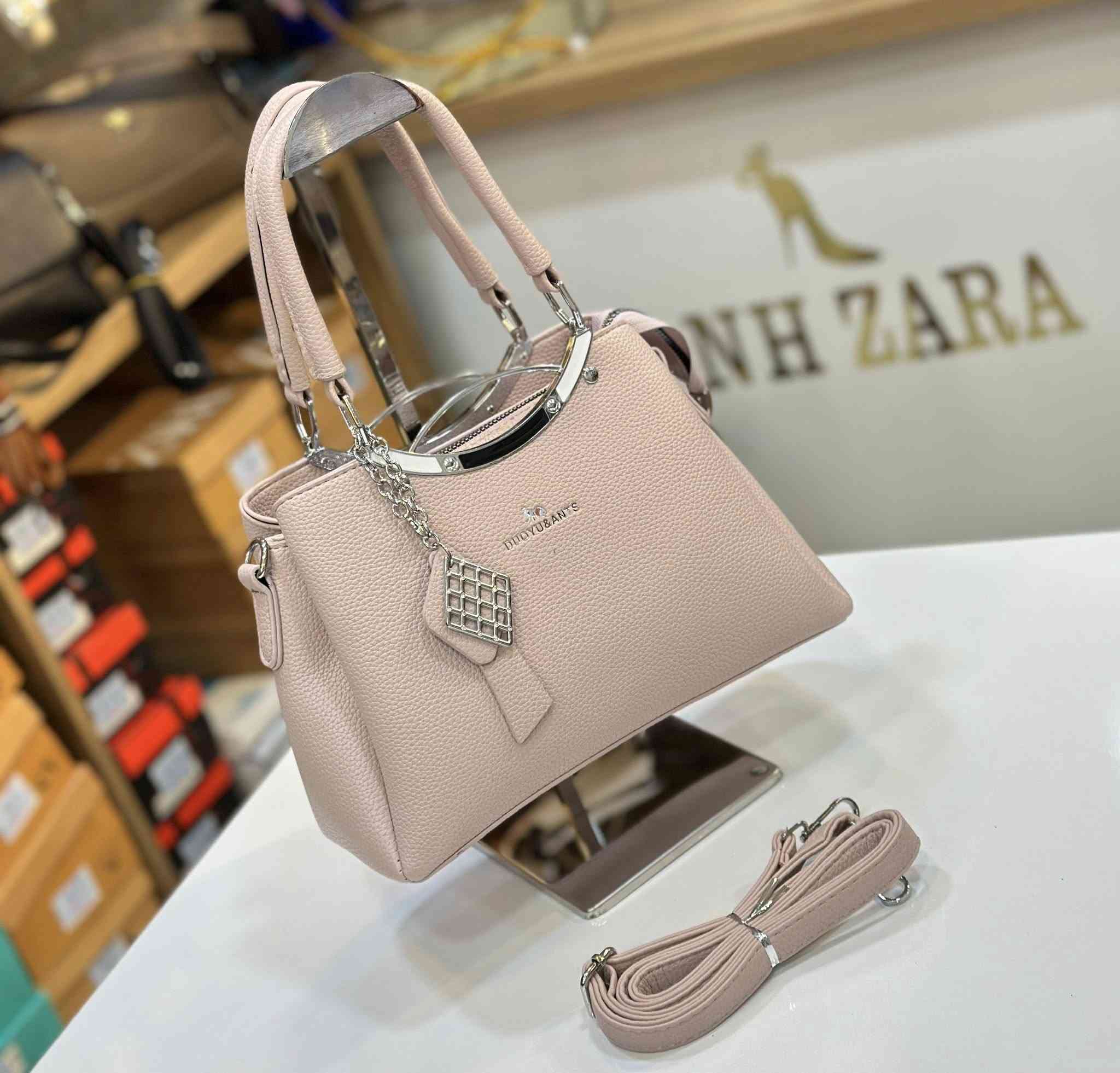 جديدنا من الحقائب النسائية 👜💼👝👛
جلد طري 3 خانات / السعر 20 الف فقط 💵✅

الموصل / الزهور - مجمع عزيز فتحي ط3 🌺💐🥰🥀

تألقي بآجمل اطلالة وحصريا لدى NH ZARA 🥰💕

يفتح المحل يوميا من الساعة 11 صباحا لغاية 10 ليلا ⏰⏱️


**إذا كنت صاحب هذا الإعلان وتريد حذفه لأي سبب، رجاءا أرسل رسالة إلى الدعم الفني**