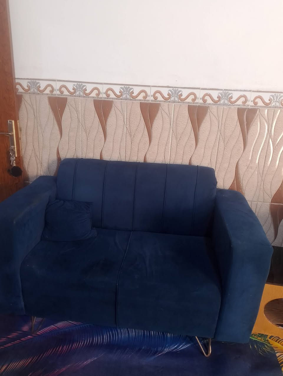 قنفات للبيع خمس قطع ثنين كراسي ثنين كبار وحدة وسط مع طبلات وحدة كبيرة و أربع اصغار السعر 325 بيهن مجال اتصل ***********
