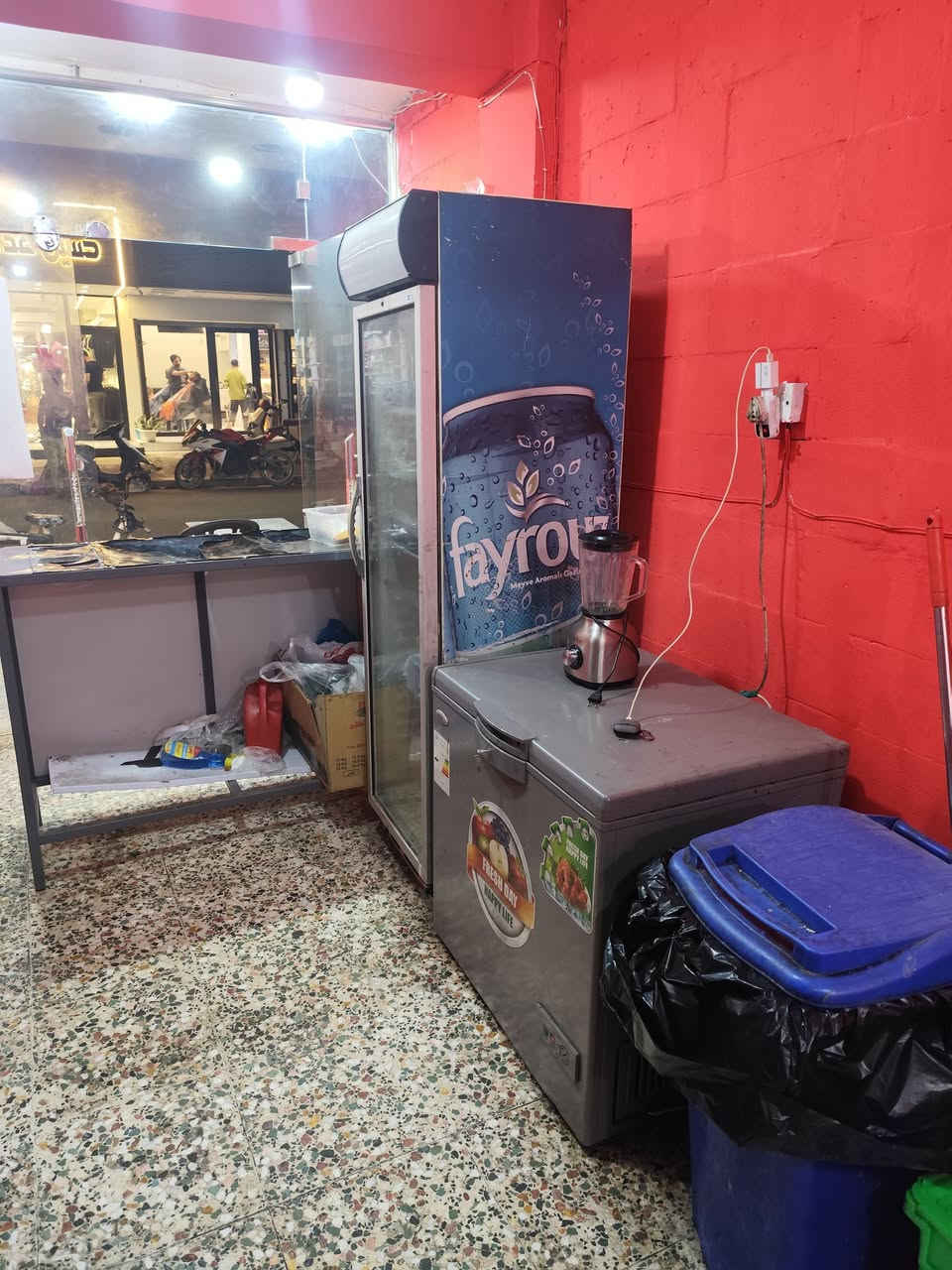 مطعم كامل إلى البيع تفاصيل المطعم خاص شغال و خير من الله اذا تريد تتفق وياه ابو الملك على الايجار المطعم صاير اب صف كهوة و اب بغداد الجديدة.

سبب للبيع عندي سفر و لزم ارجع إلى السويد
اريد ابيع المحل شلع


**إذا كنت صاحب هذا الإعلان وتريد حذفه لأي سبب، رجاءا أرسل رسالة إلى الدعم الفني**