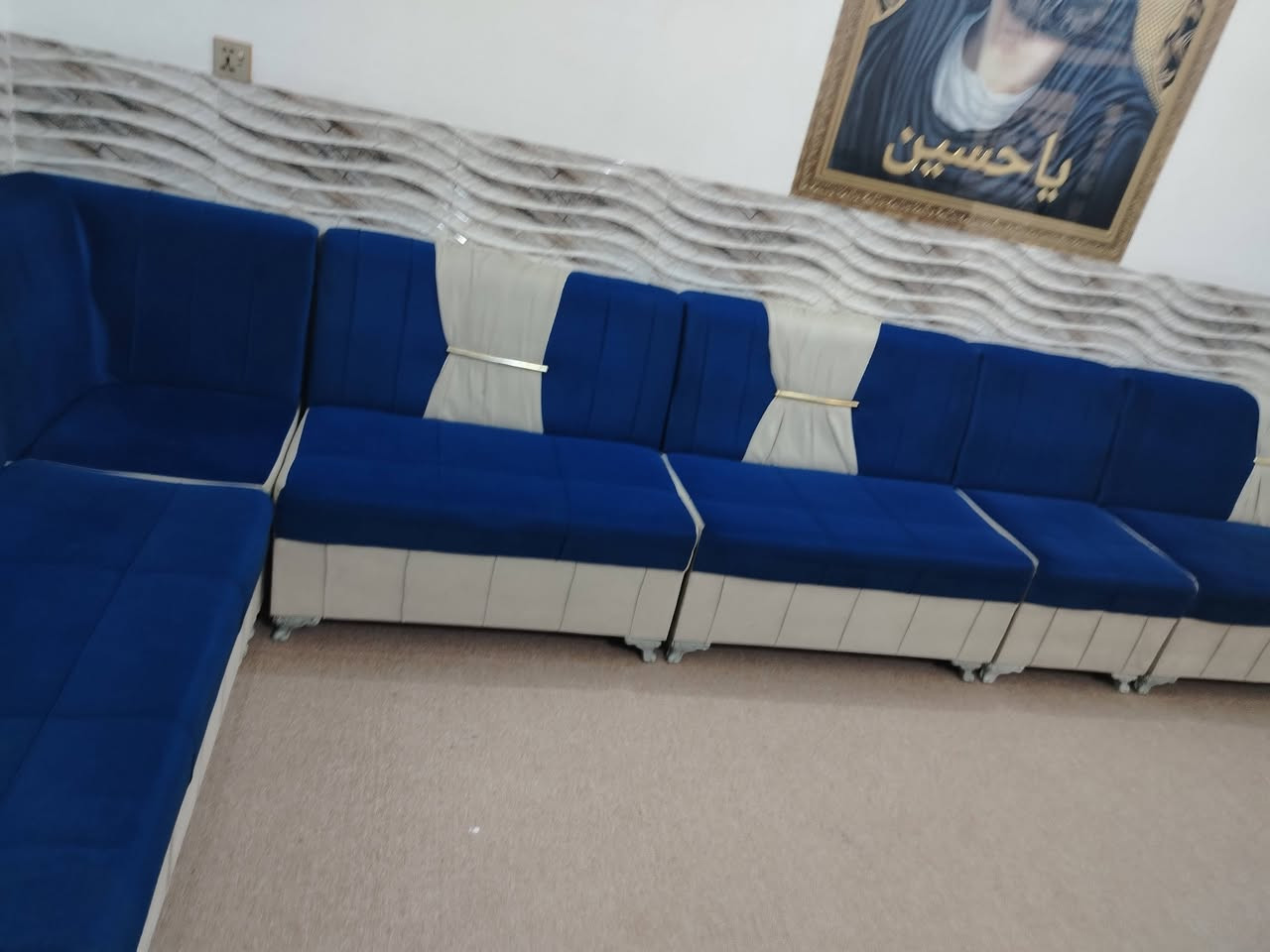 السلام عليكم عندي ديوان 10 أمتار بيع مستعجل السعر 350  وبي مجال العنوان كربلاء الحر ***********
