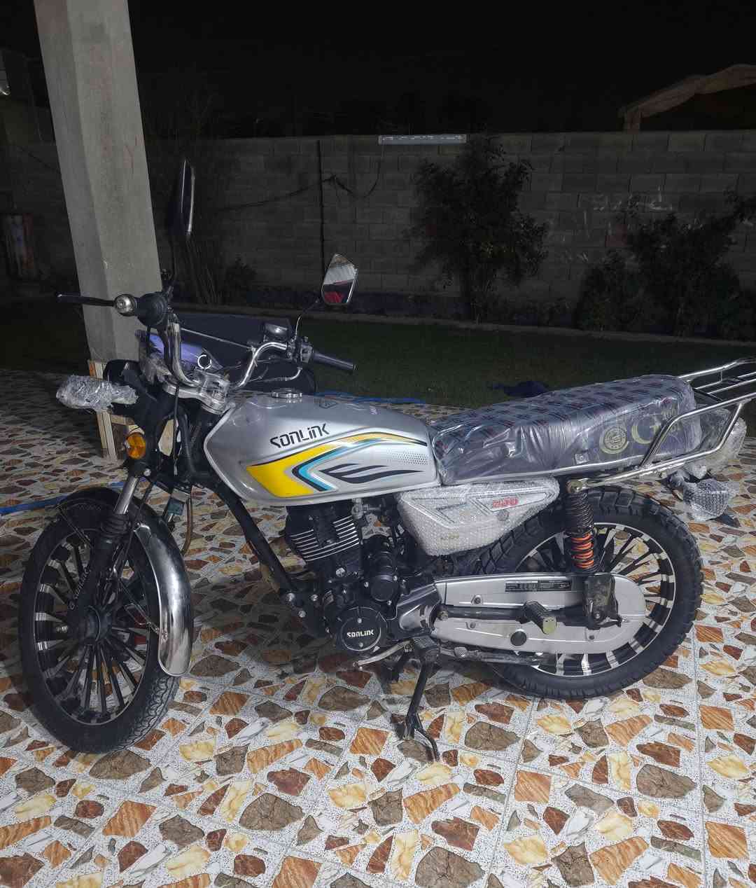 دراجه ايراني للبيع 
2025.اوراق كامله. 
نقصها صفاحيه يمنه .
مكاني جزيره البذياب. 
الدراجه نضافه فول تجي وتشوف بعينك .
السعر. 850.وبيها مجال شويه
للتفاصيل اكثر الاتصال. ***********
