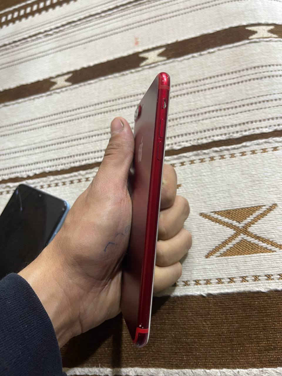 السلام عليكم ايفون ٧ بلص كله شغال بطاريه  ١٠٠ وبلاد  كله شغال شرط  سعره ١١٠ بي مجال ***********
