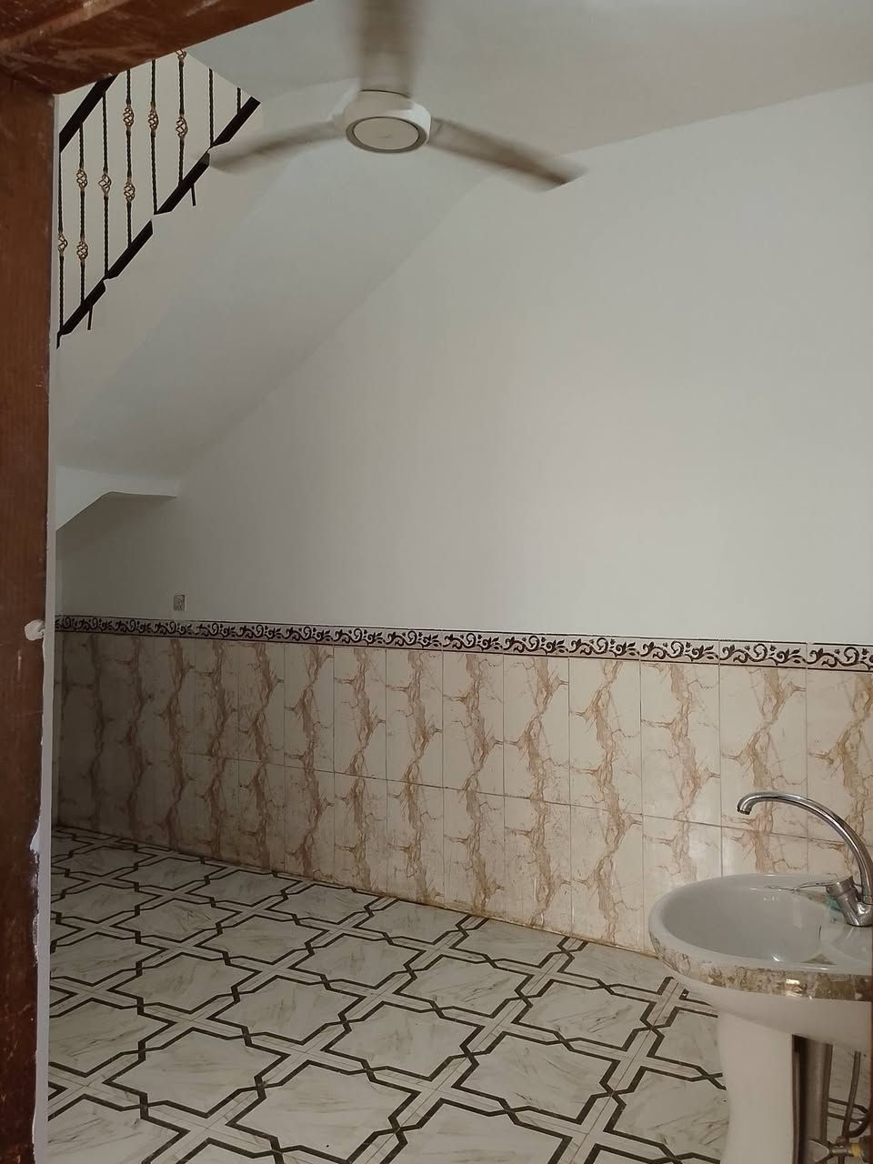 الدار للبيع المساحة 54 متر سند 25 باسمي طابقين ونص كونكريت بلوك . واجهة 6 متر
كامل الخدمات ( ماء - مجاري - شوارع تبليط - كهرباء ميزانية .   عرض الشارع 11 متر )
الطابق الاول . كراج واسع  . مطبخ  . صالة  . غرفة  . منور . صحيات 
الطابق الثاني . غرفة كبيرة . صحيات 
الطابق الاخير . بيتونة كبيرة شبه مخزن . سطح مطبك شتايكر
الدار يحتوي على سخانات عدد 2 و تانكي ماء و ماطور ماء و منظومة كاميرات و مراوح سقفية .
يوجد قرب الدار مدارس ومستوصف واسواق وكل مايحتاجه الفرد 
يبعد عن الامام 3 كيلو 
البوبيات عمود 73 مجمع جار العباس 
للاستفسار اكثر ***********
