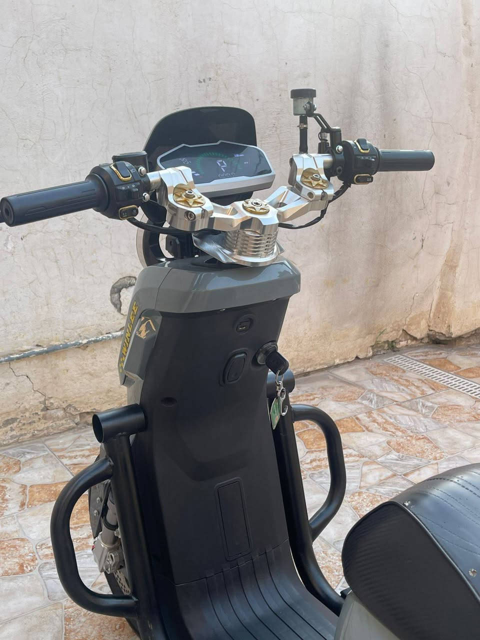 السلام عليكم دراجه شحن f1
حجم الكبير 
للبيع ملف 2500 
6 بطاريات حجم 32 انبير جديدات 
دراجه كلش جديده موديل 2025
المكان واسط الصويره 
مليون و 50 وبيها مجال 

       ***********
