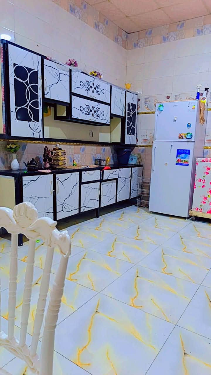 سلام وعليكم بيت، للبيع المساحه ٢٤٠ متر يتكون من غرفتين ٥×٤ ومطبخ ٥×٤ دوانيه ٦×٥ صحيات خارجيه وداخليه + محل ٣×٣ بيت كونكريت شيش كامل ينبني طابق ثاني  
البيت صاير نهايت فرع شارع مقطوع يعني لا سيارات وهوسه ولا يدخل غريب للفرع  العنوان ابو الخصيب ابو كوصره قرب سنتر طه شارع حسينيه ام الاقمار الاربعه السعر 85 وبي مجال .

الأتصال : ***********
