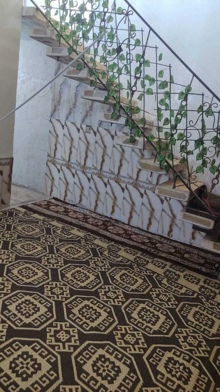 🇮🇶بيت 100 متر 🇮🇶
عرض 6 وطول 15 
يعني شبه مربع 
كاشي وسيراميك وبورك 
بناء بلوك واساس طابوق 
عگاده 
غرفة واستقبال وصاله ومطبخ وصحيات 2
تشاريف للسطح

مع الآثاث 
غرفة نوم جديده 
كاونتر جديد
تخم قنفات جديده
تانكي ماء 600 لتر
سخان ماء 120 لتر 
ثلاجه 
مجمده
الاثاث لونه موحد رصاصي ريمكس ني ض

السعر 30 وبي مجال بسيط 

العنوان شارع المطار الجديد شارع الشفلات نهايته تفوت على الجري ثاني فرع بعد المولده البيت في بداية الفرع 
قريب على شارع الجري وشارع الجري راح يتبلط 

تواصل ***********
