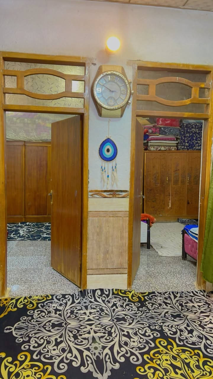 السلام عليكم بيت في منطقة الدفاس مساحة 150 متر يتكون من دوانيه وصاله وغرفتين نوم ومطبخ وطرمه البيت نظيف ومرتب 
التوصل ع هذا الرقم ‭0776 593 2515‬
