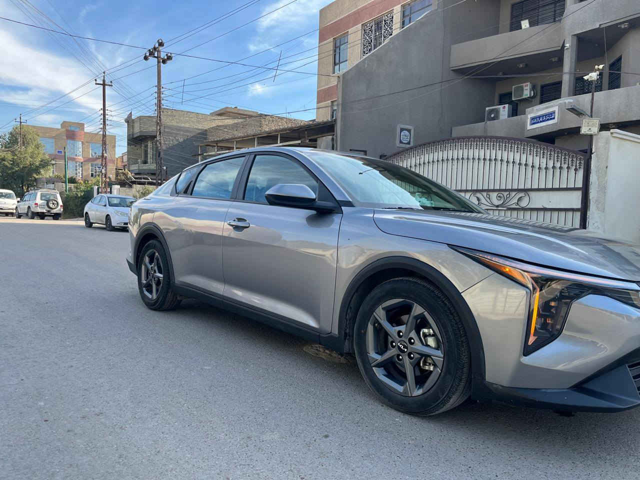 السلام عليكم 
متاح كيا كي فور 2025
وارد امريكي
ماشية 3000 ميل
Kia k4
فول موصفات عدا فتحة واشاير بالمري 
.تشغيل عن بعد 
.اشارة ترحيب 
.فتح الصندوق عند الاقتراب 
.اوتو هولد
.سايد بريك كهربائي
.رادار جانبي وامامي 
.مازدات led لد ثلاث عدسات
.قيادة ذاتية 
.تحديد مسار
.شاشة متصلة 
.اضوية داخلية لمس
.تحكم كامل عن طريق الشاشة 
. دشبول بيانو 

الحادث موضح بالصور 
تبديل قطعتين فقط .
.باب سائق امريكي نفس اللون فقط فتح وشد 
.وجاملغ ايسر 

كل القطع اللي مبدلها امريكية مال تفصيخ اصلي بس الجاملغ تجاري  .
السعر :$179
بغداد 
***********
موجود واتساب
