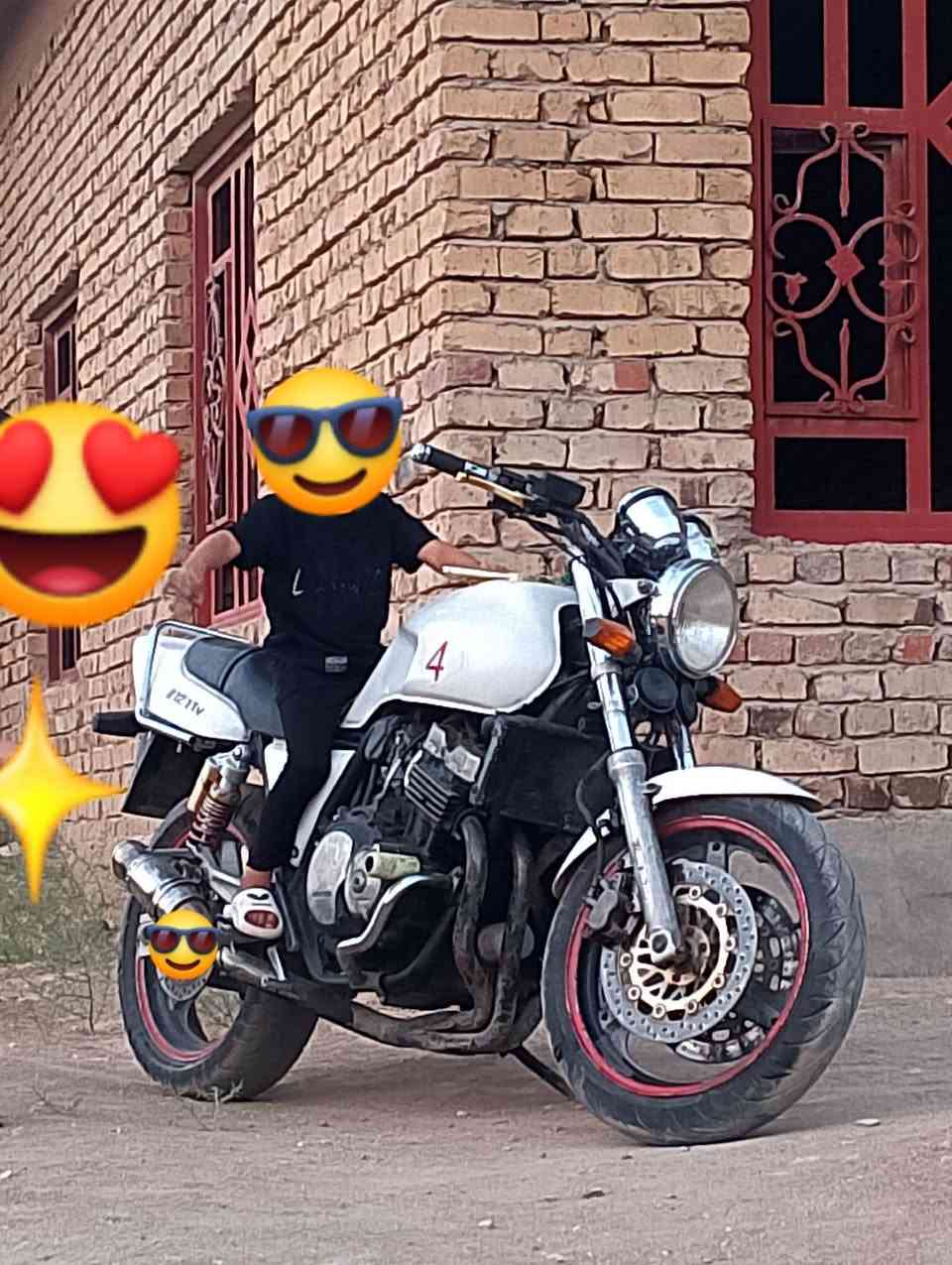 سلام عليكم شباب الطيبين  مكلف بنشر  دراجة سيبي فور   للبيع طافية كابريتر عوزهة وتشتغل   ابيع فحم          الدراجة عليها ادامة     تاير امامي واتربم وراديتر كارتون وبلكات ودهن جديد وباتري قبل سبوع شادينة 25الف.     ذاب عليهة  215الف        سعر 750.  اخوان 675.ما بيع لا تتصل           ***********        العنوان ديوانية عفچ،
