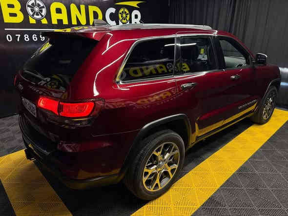 السلام عليكم جيب كراند شيروكي موديل2022 للبيع فول عده الفتحه حساسات كامره رادار مثبت سرعه تثبيت مسار السياره وارد امريكي بيه داير الجاملغ اربع اصابع فقط موضح بصور يمك الباقي كلين السياره السعر 340 وبيه مجال ‭0771 431 3513‬
