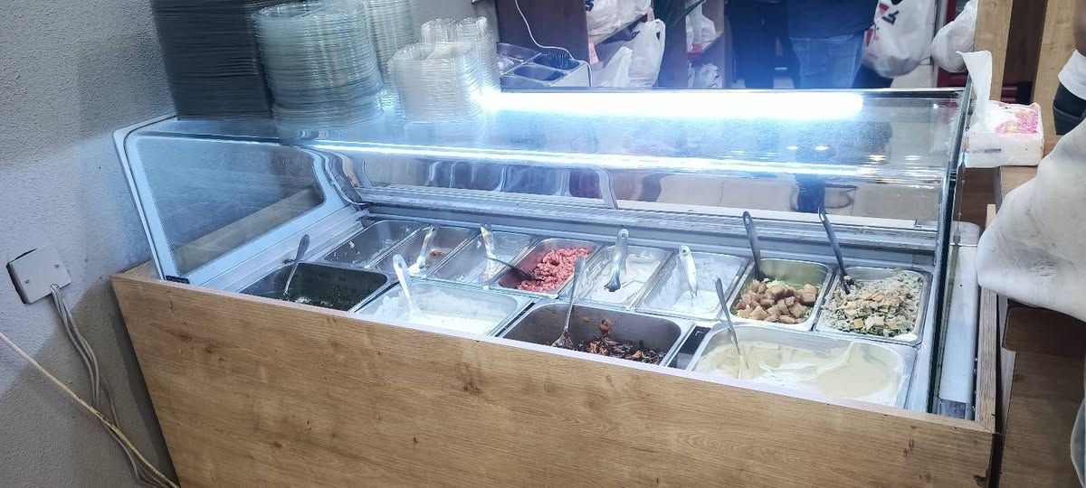 السلام عليكم
عارضة مقبلات للبيع 14 بلانك
ناقصهة بس غاز 
السعر 300
الاستفسار ***********
