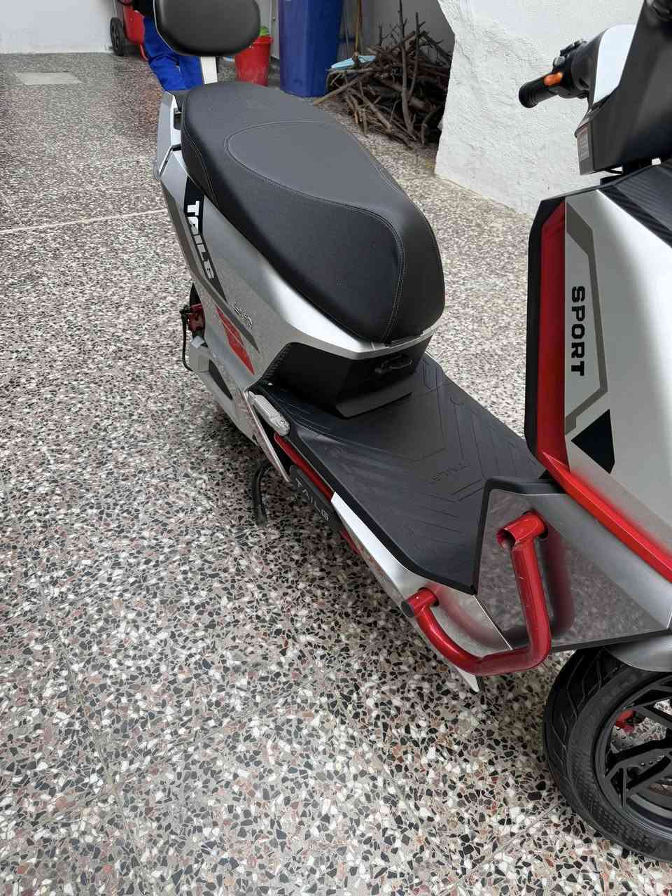 دراجة شحن
الشحنه الواحدة تمشيك 100 كيلو متر 

بصمات عدد 2 
سويج عدد 2 
سرعات 3 
البطاريات عدد 6 كبير 

الدراجة جديدة نضافة 90‎%‎ واكثر هم 
تجي بعينك وتشوف 

العنوان شارع فلسطين تقاطع الصخرة 
***********

السعر 
950 وبيها مجال للشراي
