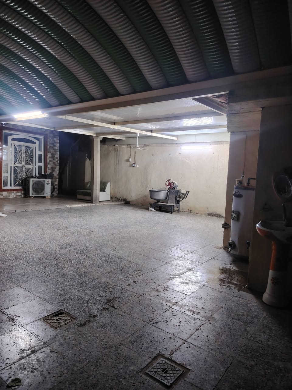 سلام عليكم  
((بيت  للبيع  في الدبله ناحية الابراهميه) 
مسحاة البيت الكليه 850 متر   مع قطعت ارض كما موضحه في التصوير  
يبعد عن الشارع العام 50متر 
يوجد فيه 4 غرف نوم 
2في الطابق الارضي 2في الطابق الثاني  
مجمع صحيات خارج البيت  
ومجمع صحيات داخل البيت  
يوجد مخزن كما موضحح في الصور 
 المطبخ 5في4.  الهول 8في 4 صالة طعام 4في 5 
المضيف 8في 4   
الغرفه الولى 5في 4 الغرفه الثانيه 4×4  الهول الطباق الثاني 8×4
الغرفه الثالثه 4×4
والرابعه 5×4
ترك   حوالي البيت

للاستفسار  ***********

          ***********
 الموقع  الحله  الدبله ناحية الابراهميه   مقابيل حسينية شيخ سالم
