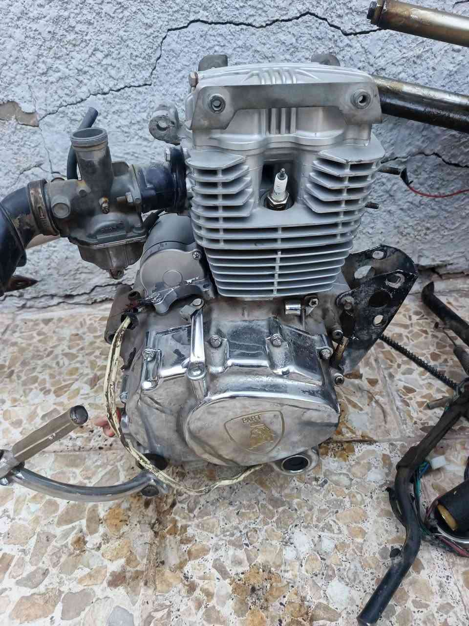 سلام عليكم غراض لبيع كلمن وسعرها  وشاصي اصولي لبيع سعر شاصي 350  وبي مجال   مديل 15 وكيلها  سما بغداد شرط مكفول وراقه شخط ما بيهن جدد الشراي يجي خاص وهاذه رقمي ***********
