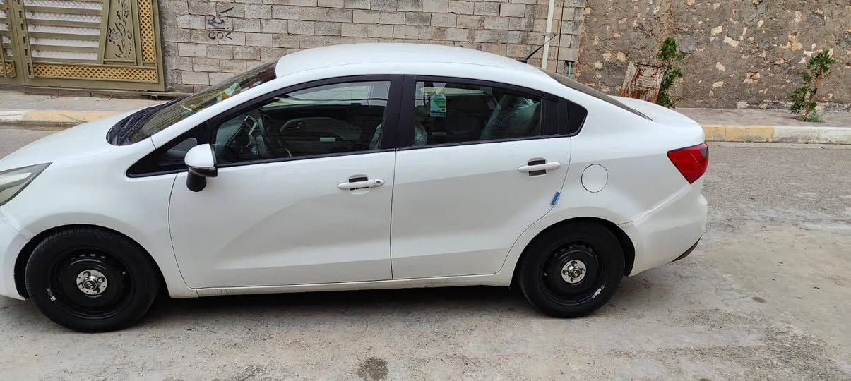 السلام عليكم 
كيا ريو 2012   خليجي.   مواصفات فول عدى الفتحه ولبصمه 
مري شفط 
شاشه كامره خلفيه 
اشاير بلمري 
لدات خلفيه واماميه 
تبريد ثلج 
سياره نضيفه وجاهزه من كل شي مابيها اي نقص ادامه كامله بلكات نوزلات مجاول من كلشي جاهزه  
السعر 85 $ 
مكان السيارة الانبار الرمادي 
***********
*********** للاستفسار
