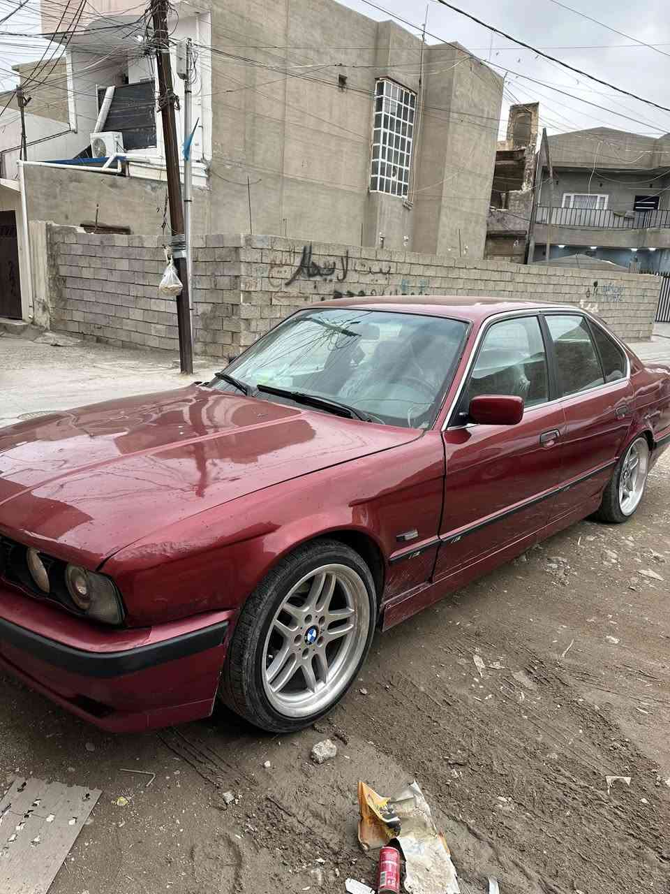 سلام عليكم بيم موديل 91 سياره بلاد 520 كير عادي ومحرك بالشرط لا صرف ولا بخار ولا صوت سياره كلش حلوه وكاعده بدون مصرف صبغتها جديد بيها ضربه جاملغ السكن بدون دواخل لايت حلقه زينون اصلي سياره دعاميات M وياله M دواخلها جديد سنويه صاقطه وعليها غرامه 11 ورقه ينزل من سعر مكاني كركوك سعرها 55 ورقه وبيها مجال شرط تحويل رقم أربيل تحياتي للشراي ***********
