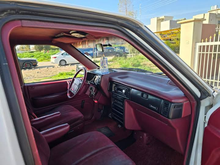 سيارة كلايزر  موديل ٩٣ سنوية لغاية٢٠٣٠رقم مسطرة صبغ عام جمالية السيارة وضع شركه شاصي قصير كير توماتيك السعر 45 ورقة  للاستفسار  على رقم ٠٧٧٤.٩٤٤٣٢٥ و***********
