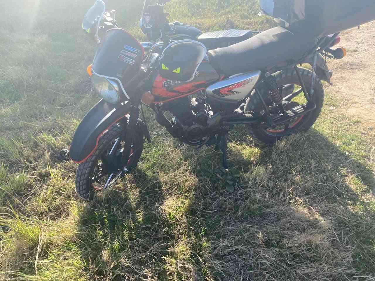 السلام عليكم اخوان دراجة بوكسر موديل 23 محور مكينه ايراني سولنك ٢٠٠ دراجه خير من الله عبارة ع دهن وبانزين اوراق نقص ورقتين ابيعلك كلك بس اكفلك عشائر و قانون رايدها ب مليون وبيها مجال واذا  عندك مراوس ايراني لو غير شي نضيف عادي مكاني بغداد


**إذا كنت صاحب هذا الإعلان وتريد حذفه لأي سبب، رجاءا أرسل رسالة إلى الدعم الفني**