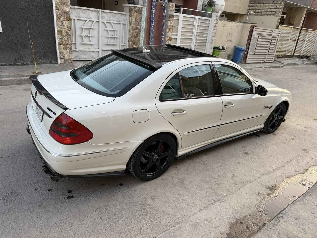 بسعر مناسب 
مرسيدس w211 e350 تو ويل عليها كت e63 موديل 2008

سيارة نظيفة جدا بدون اي نقص 
فول مواصفات بيها صبغ بابين وجاملغين يسره بسبب شخوط 

مكاني الشعب 
***********
