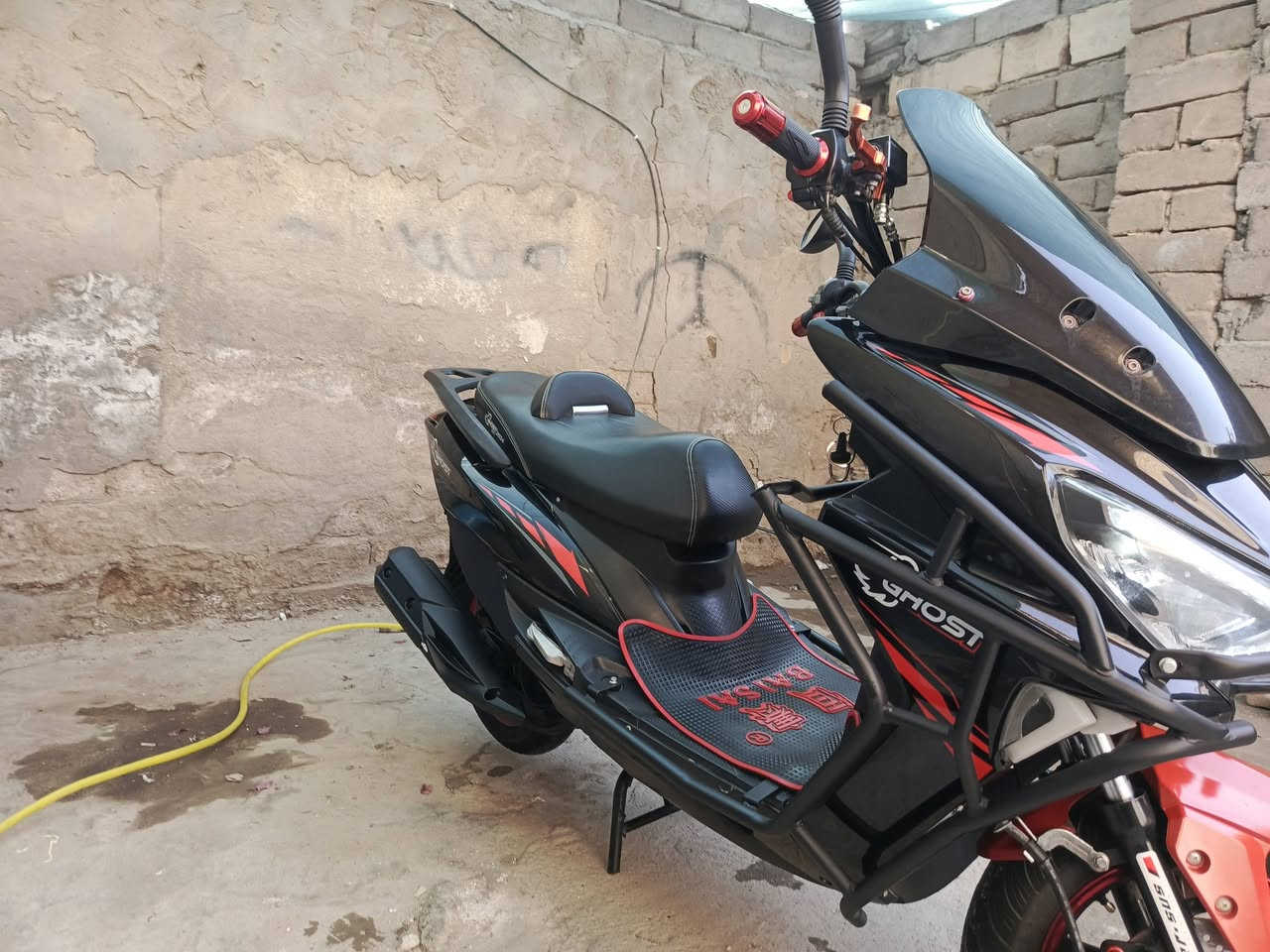 السلام عليكم ورحمة الله وبركاتة 
دراجه گوست صيني موديل 2024 كفاله محرك شرط برغي مامفتوح بيها مطلعها على ايدي من المعرض ماشيه 4000 مابيها لاضربه الدراجه حلوه لون اسود ملكي مدرعه 
مكاني ناصريه الأسكان الصناعي 
للاتصال «***********»
السعر 800وبيه مجال بسيط للشراي
