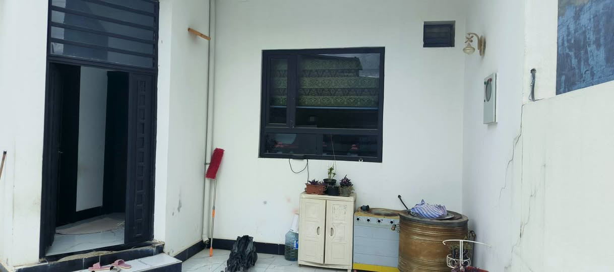 السلام عليكم دار للبيع مساعه 200 بيت فول مركزي كامل مع مبرده اي نقص مابي واحد حزيران صياده الثالثه قرب سارع الجامعات سعره 80 الستفسار ***********
