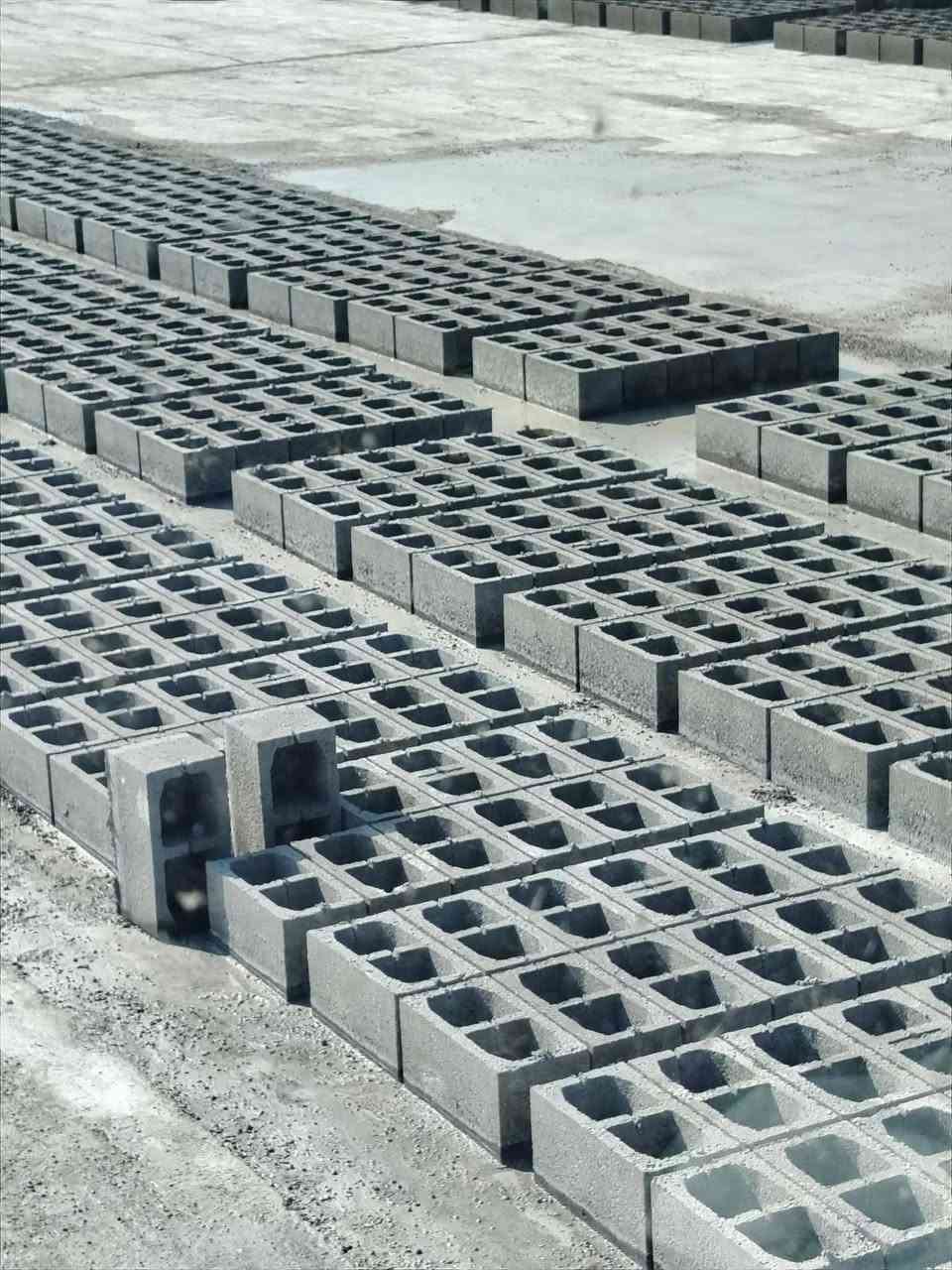 السلام عليكم يوجد بلوك كهربائي بقياس حلو وقالب جديد بلوكه كصه حلوه وقويه شرط النسف للستفسار اتصال علـّۓ  رقم او ارسل ليـّۓ رساله واتساب ***********
